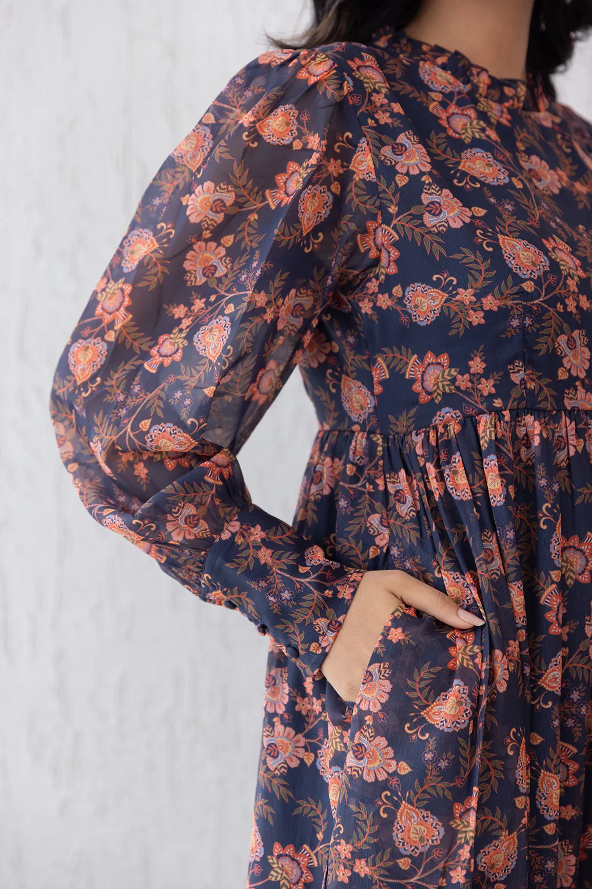 MOTIF CLOSED NECK MAXI