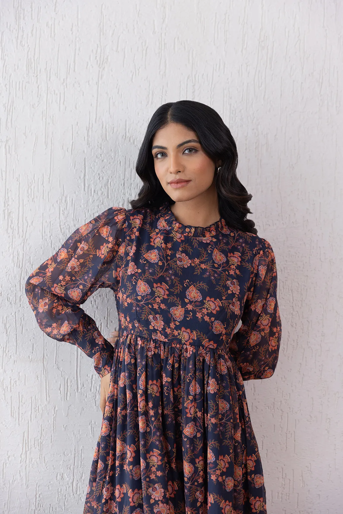 MOTIF CLOSED NECK MAXI