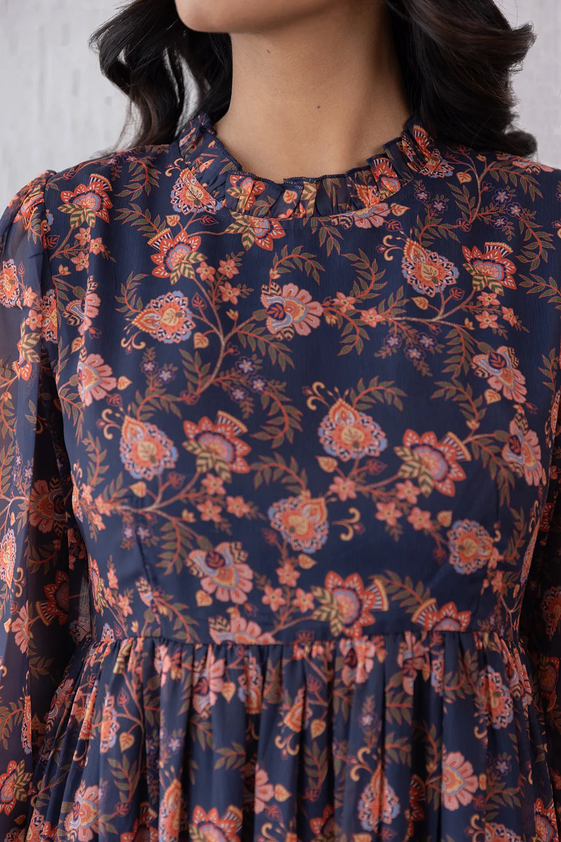 MOTIF CLOSED NECK MAXI